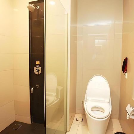 Golden Tulip Galaxy Hotel Banjarmasin Exterior foto