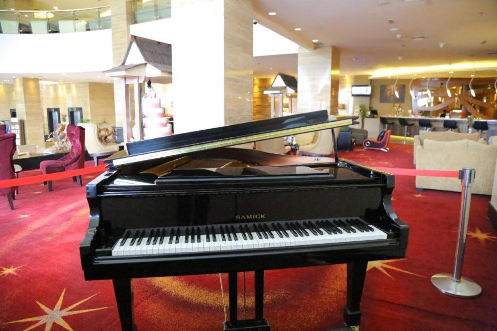 Golden Tulip Galaxy Hotel Banjarmasin Exterior foto