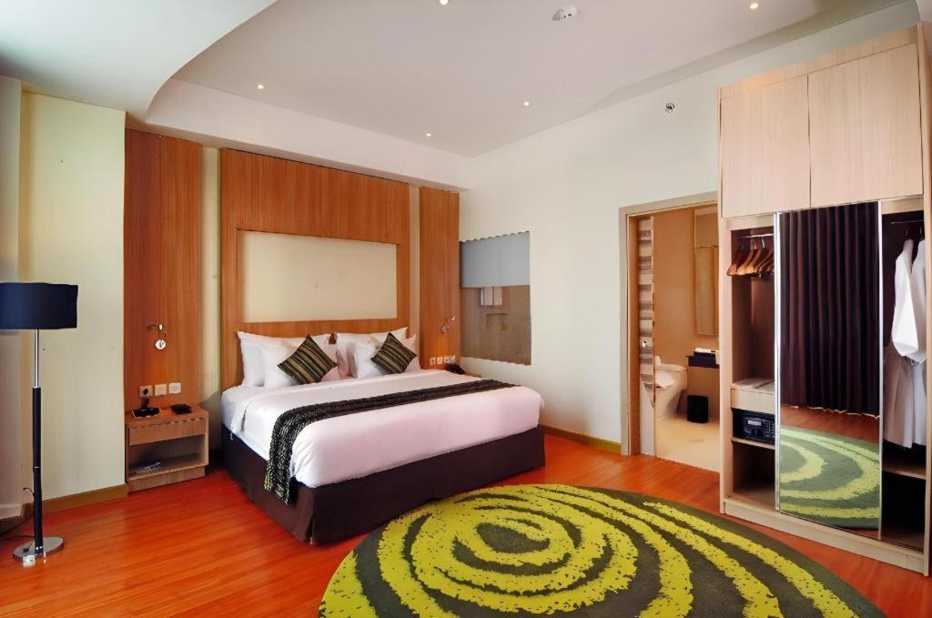 Golden Tulip Galaxy Hotel Banjarmasin Exterior foto