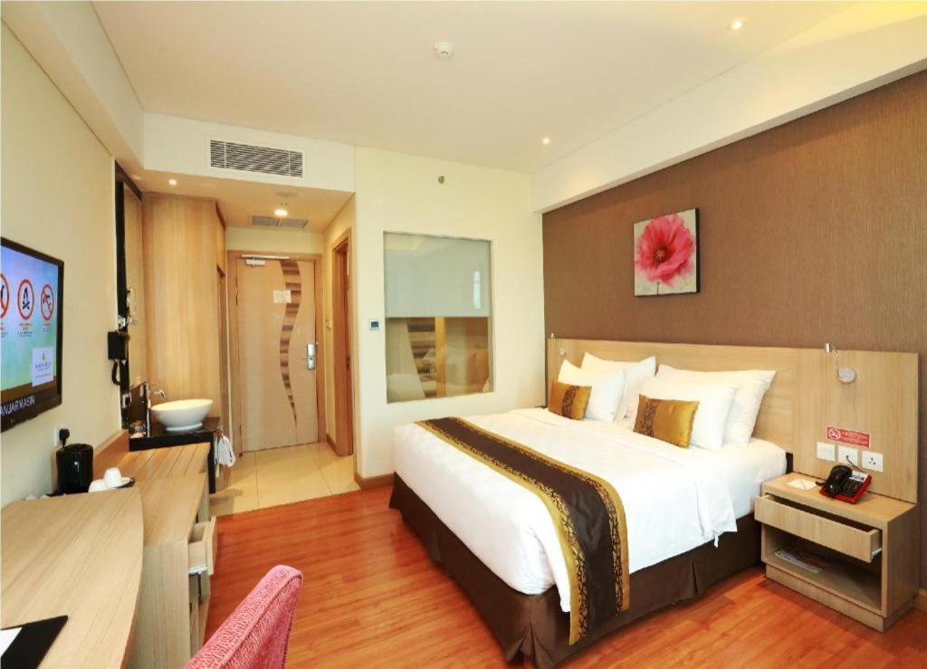 Golden Tulip Galaxy Hotel Banjarmasin Exterior foto