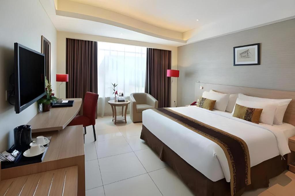 Golden Tulip Galaxy Hotel Banjarmasin Exterior foto