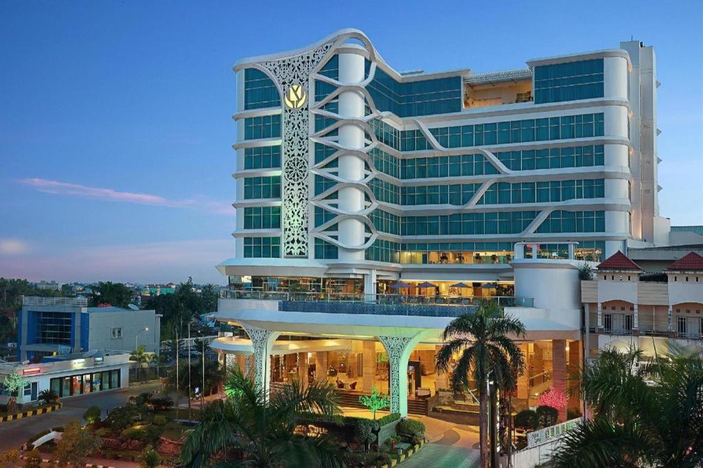 Golden Tulip Galaxy Hotel Banjarmasin Exterior foto