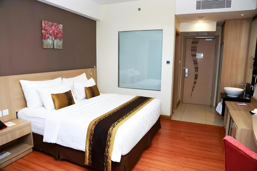 Golden Tulip Galaxy Hotel Banjarmasin Exterior foto
