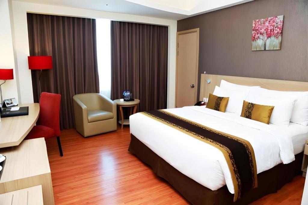 Golden Tulip Galaxy Hotel Banjarmasin Exterior foto