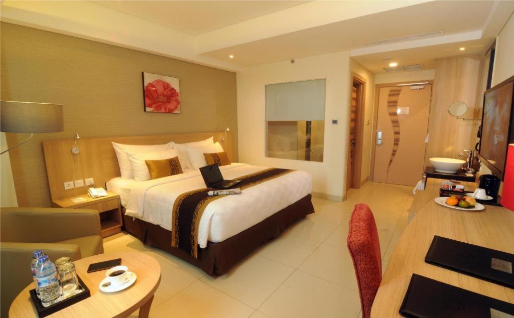Golden Tulip Galaxy Hotel Banjarmasin Exterior foto