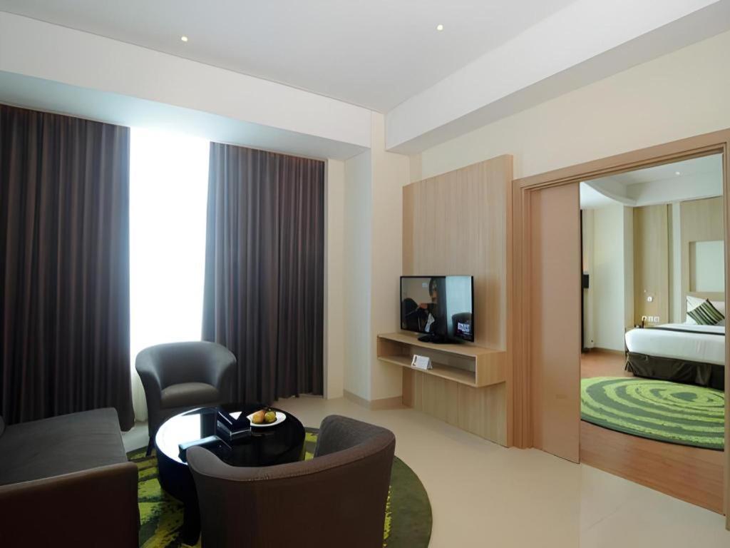Golden Tulip Galaxy Hotel Banjarmasin Exterior foto