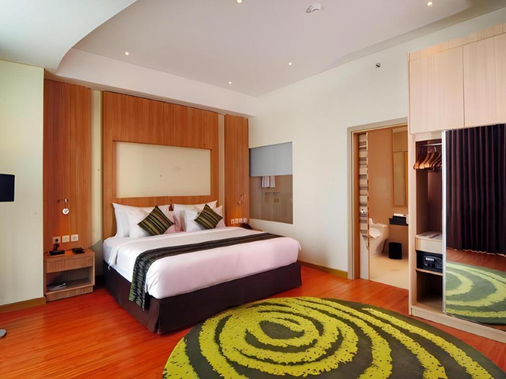 Golden Tulip Galaxy Hotel Banjarmasin Exterior foto