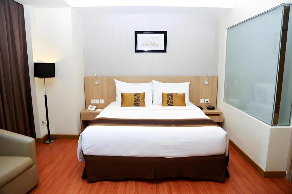 Golden Tulip Galaxy Hotel Banjarmasin Exterior foto