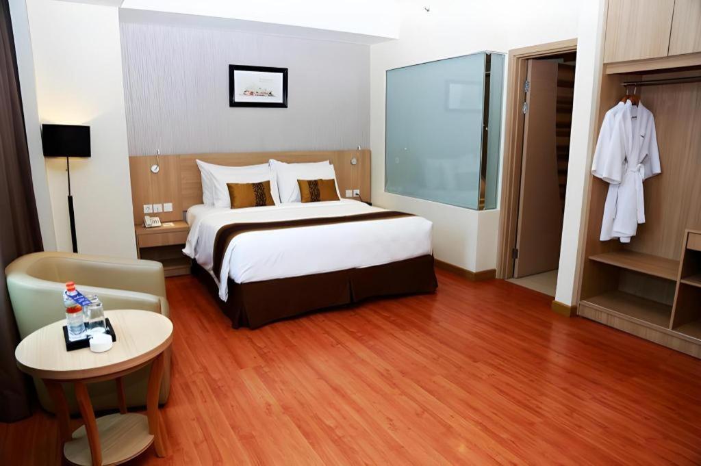 Golden Tulip Galaxy Hotel Banjarmasin Exterior foto