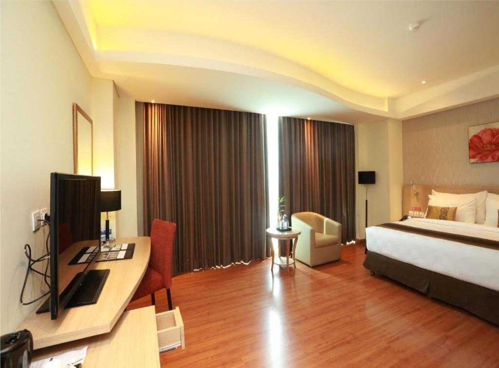Golden Tulip Galaxy Hotel Banjarmasin Exterior foto