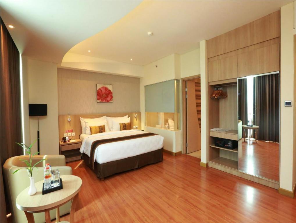 Golden Tulip Galaxy Hotel Banjarmasin Exterior foto